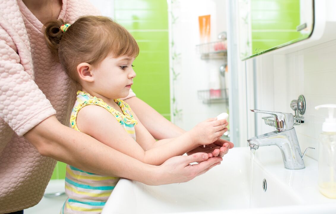 измиване на ръцете със сапун за предотвратяване на инфекция с паразити
